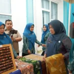 Kunjungi Rumah Dilan Madani, Hesti Haris Kagumi Produk Lokal Tanjabbar