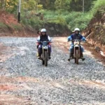 Bupati Monadi Trabas Renah Pemetik Pastikan Pembangunan Jalan Sesuai Harapan