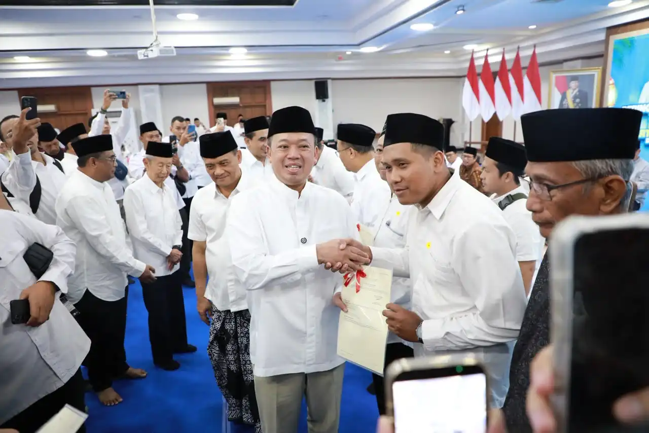 Menteri Nusron Serahkan 243 Sertipikat Tanah Wakaf di Jateng