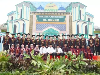 Gubernur Al Haris: Pesantren Adalah Benteng Moral Generasi Muda
