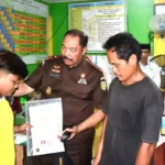 Kajati Jambi Sugeng Hariadi Lunasi Tunggakan Sekolah 2 Siswa Kurang Mampu