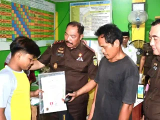 Kajati Jambi Sugeng Hariadi Lunasi Tunggakan Sekolah 2 Siswa Kurang Mampu
