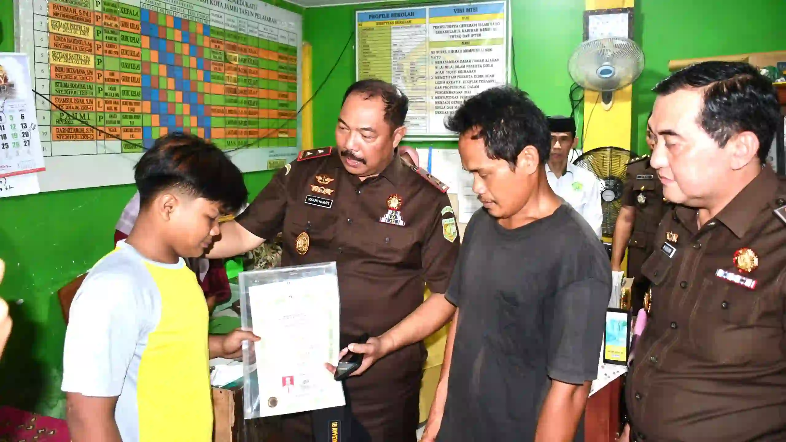 Kajati Jambi Sugeng Hariadi Lunasi Tunggakan Sekolah 2 Siswa Kurang Mampu