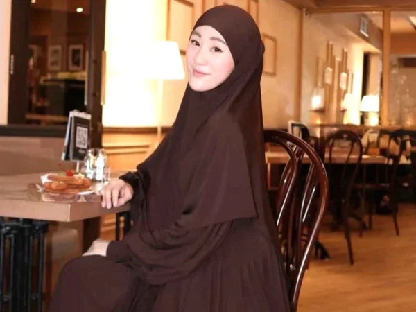 Larissa Chou Curhat Diserang Akun Palsu di Tengah Sidang Cerai