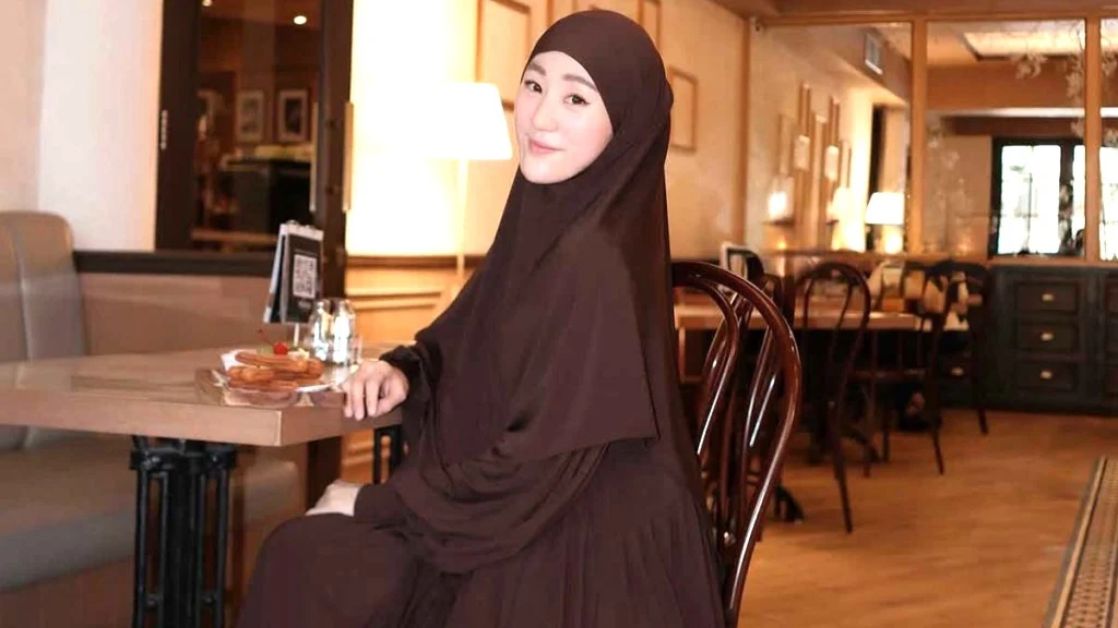 Larissa Chou Curhat Diserang Akun Palsu di Tengah Sidang Cerai