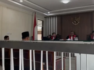 Perintahkan Bongkar Fasilitas Umum, Anggota DPRD Sungai Penuh Divonis Denda Rp30 Juta