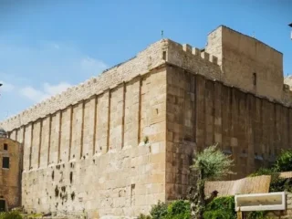 Babak Baru Ketegangan di Hebron: Israel Ambil Alih Masjid Ibrahimi