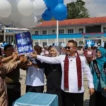 Wako Alfin Bagikan Seragam Gratis dan Buka MPLS Ramah di Sungai Penuh