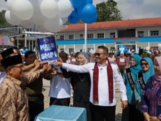 Wako Alfin Bagikan Seragam Gratis dan Buka MPLS Ramah di Sungai Penuh