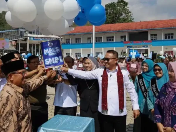 Wako Alfin Bagikan Seragam Gratis dan Buka MPLS Ramah di Sungai Penuh