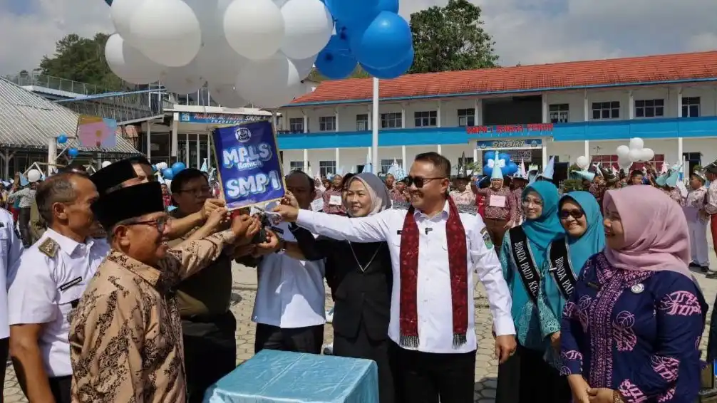 Wako Alfin Bagikan Seragam Gratis dan Buka MPLS Ramah di Sungai Penuh