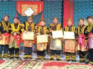Gubernur Al Haris Dianugerahi Gelar Adat Kehormatan Depati Amanah Negroi Tanoh Sunge Pnoh