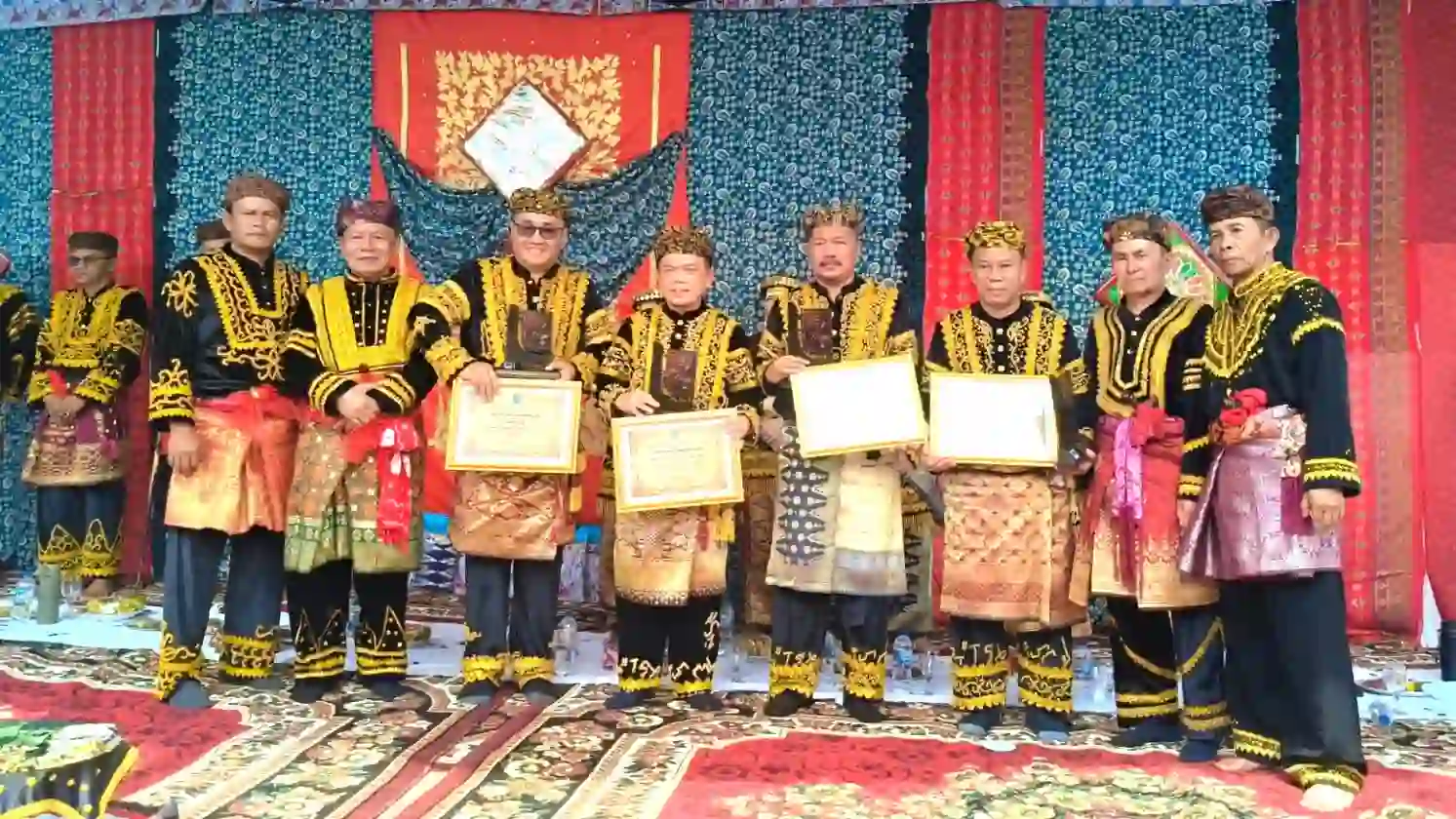 Gubernur Al Haris Dianugerahi Gelar Adat Kehormatan