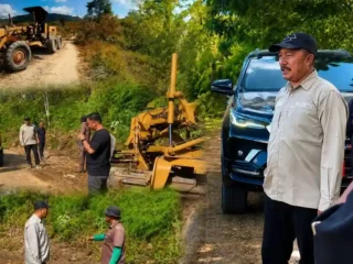 Bupati Monadi  Pastikan Perbaikan Jalan Selampaung–Masgo Dongkrak Ekonomi Warga