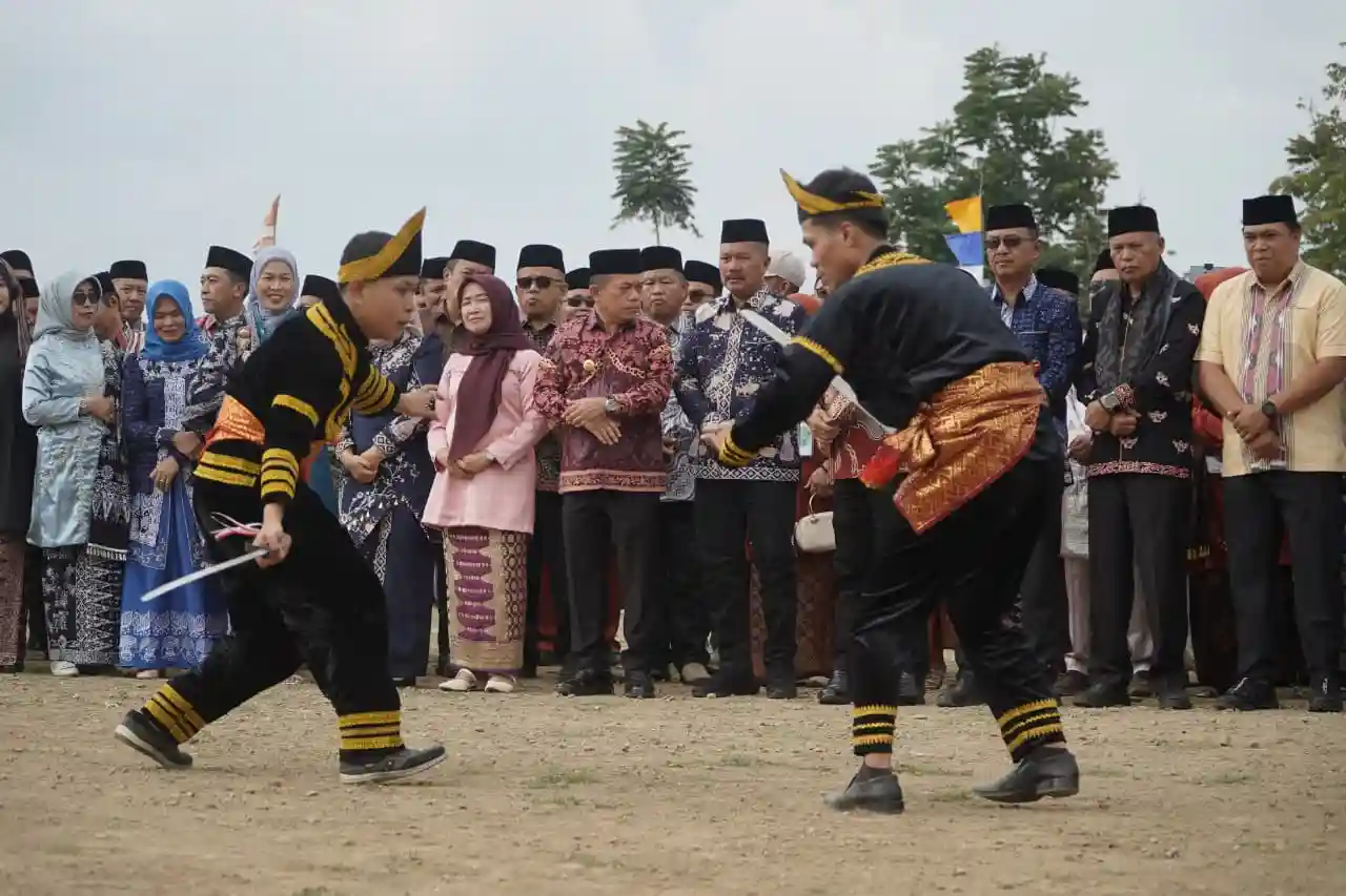 Bupati Monadi Ajak Warga Perangi Judi Online dan Narkoba