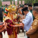 Gubernur Al Haris Apresiasi Penyerahan Murid Baru Secara Adat Melayu Jambi di SMA Negeri 1 Muaro Jambi