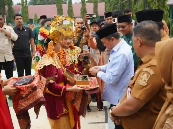 Gubernur Al Haris Apresiasi Penyerahan Murid Baru Secara Adat Melayu Jambi di SMA Negeri 1 Muaro Jambi
