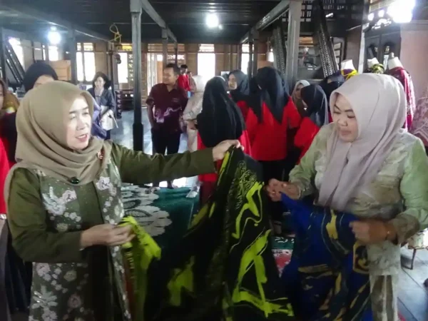 Hesti Haris Cetak Wirausaha Muda Jambi Lewat Pelatihan Batik Kontemporer