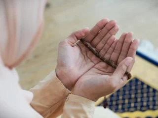 Doa Penenang Hati dan Pikiran: Cara Islami Atasi Cemas dan Stres