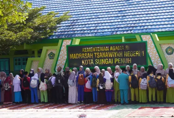 Momen Haru Orang Tua Titipkan Anak di MTsN 1 Sungai Penuh