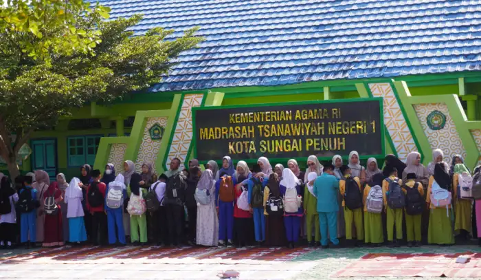 Momen Haru Orang Tua Titipkan Anak di MTsN 1 Sungai Penuh