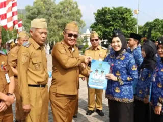 Wako Alfin Serahkan 195 SK PNS, Minta ASN Jaga Disiplin dan Integrity Kerja