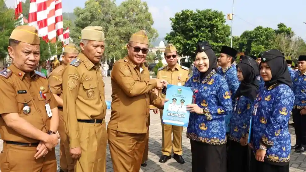 Wako Alfin Serahkan 195 SK PNS Formasi 2024