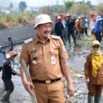 Turun Langsung ke Sungai, Bupati Monadi Kobarkan Gotong Royong di Siulak Mukai