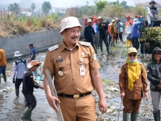 Turun Langsung ke Sungai, Bupati Monadi Kobarkan Gotong Royong di Siulak Mukai