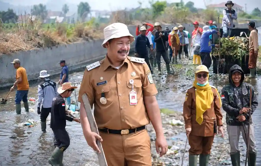 Bupati Monadi Gotong Royong di Siulak Mukai