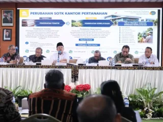 Beri Pengarahan Soal Layanan di Kanwil BPN Provinsi NTT, Menteri Nusron: Gunakan Sudut Pandang Masyarakat