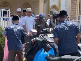 Aksi Jumat Berkah Warung Buk Dorlan Bagikan 100 Nasi Kotak dan Jus Gratis