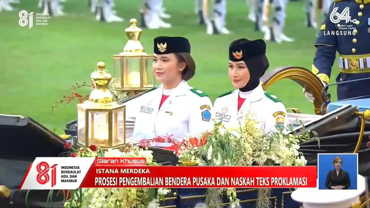 Nindya Eltsani Pembawa Bendera Pusaka di Kirab Monas