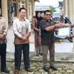 Dinkes Kerinci Beri Penghargaan Dua Pegawai Teladan Semester I 2026