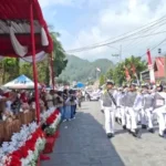 Siswa MTsN 1 Sungai Penuh Pukau Warga di Lomba Barisan Indah HUT RI ke-81