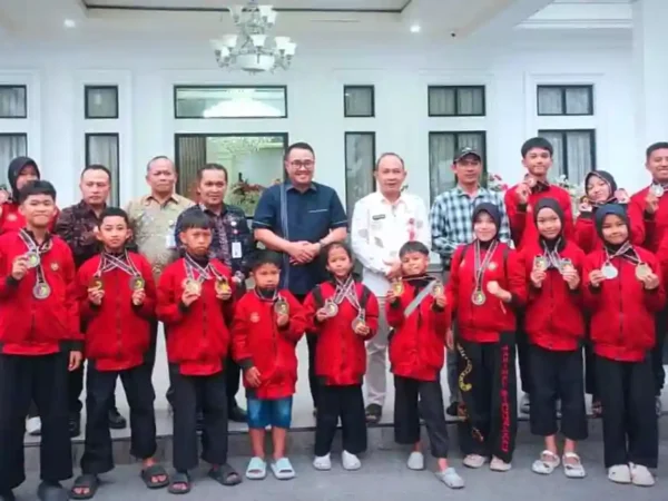 Panen Medali di Padang, Atlet Pencak Silat & Taekwondo Sungai Penuh Diganjar Beasiswa