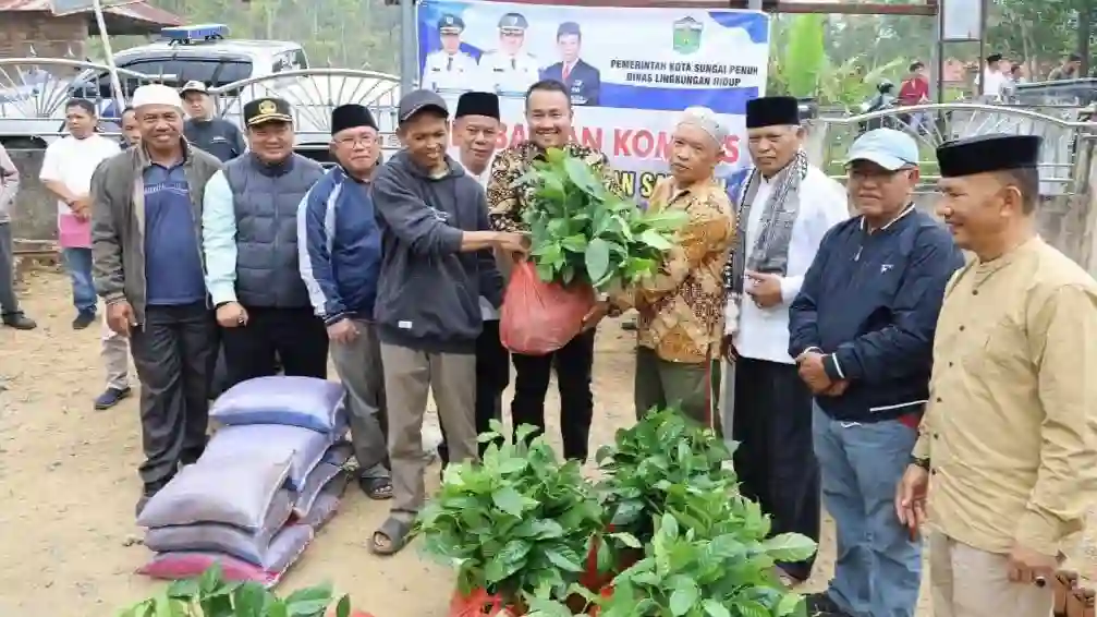 Wako Alfin Serahkan Bantuan Bibit & Kompos ke Petani RKE