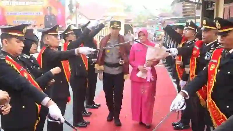 AKBP Hernawan Rizky Disambut Pedang Pora dan Sekapur Sirih