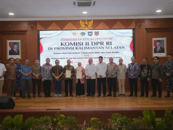 Serahkan Sertipikat Aset BMD dan BUMD Pemprov Kalsel, Wamen Ossy: Perkuat Kepastian Hukum Aset Daerah