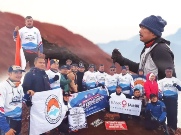 Ukir Sejarah! Bupati Monadi Pimpin Ikrar Sumpah Pemuda di Puncak Gunung Kerinci