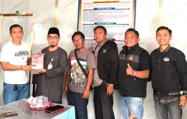 Jumat Barokah, LSM Semut Merah Salurkan Al-Qur'an untuk Yayasan AKM Kerinci