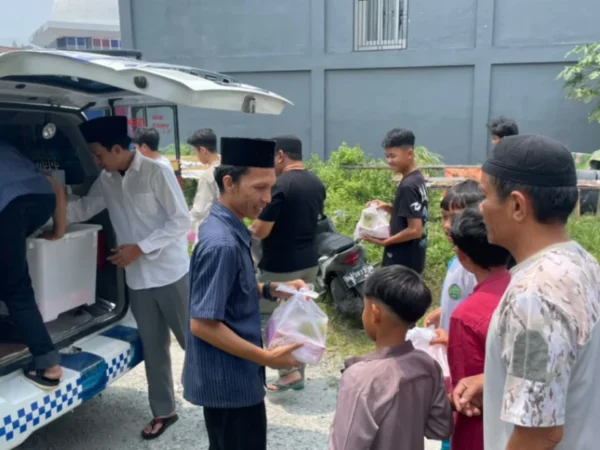 Jumat Berbagi PT Tren Gen Horizon: Bagikan 100 Nasi Kotak untuk Jemaah Masjid Al Mukhlisin