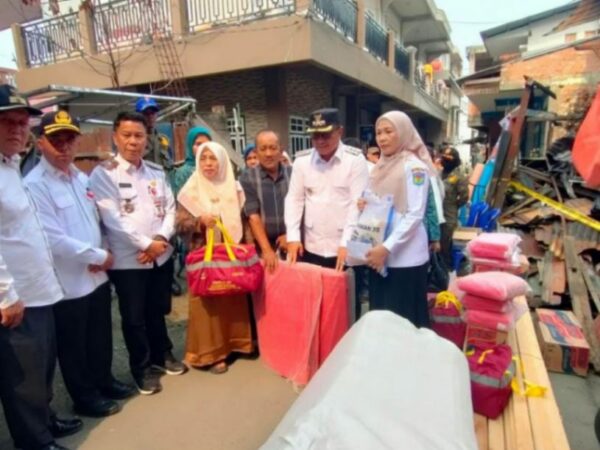 Wako Alfin Salurkan Bantuan untuk Korban Kebakaran di Pasar Baru Sungai Penuh